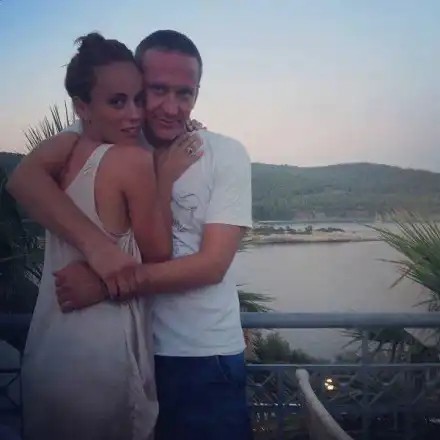 Деян и Радина спукаха две гуми на връщане от морето