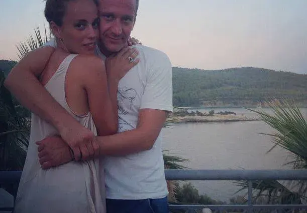 Деян и Радина спукаха две гуми на връщане от морето