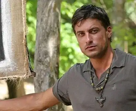 Джунглата излекува Владо Карамазов