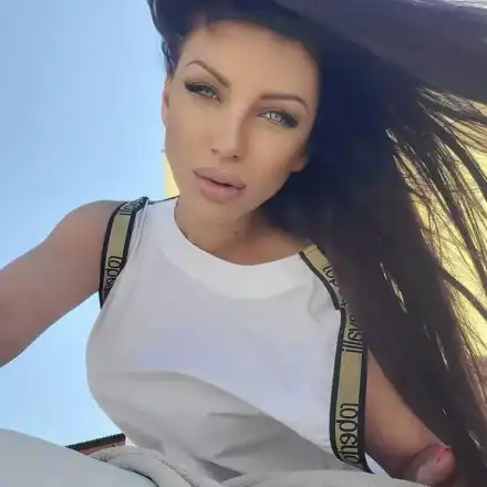 Емануела пак захапа Динев: Професията му е „възпален апендикс на баща си“