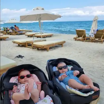 Ева Веселинова на първо море с близнаците! Заведе ги в гръцко (СНИМКИ)