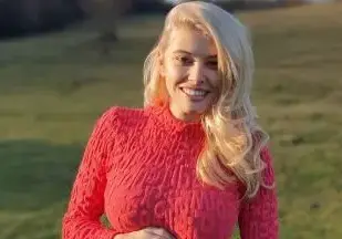 Ева Веселинова се срамува от вулгарните си снимки и палаво минало