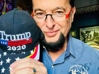 Евгени Минчев носи  часовник за 30 бона