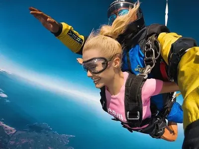 Фолк певица скочи с парашут (СНИМКИ)