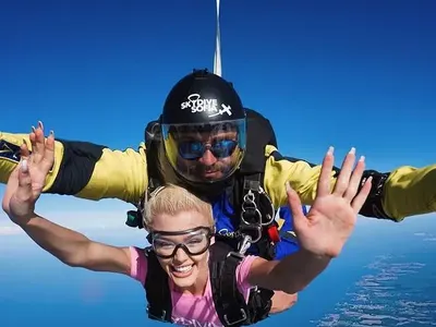 Фолк певица скочи с парашут (СНИМКИ)