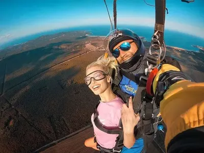 Фолк певица скочи с парашут (СНИМКИ)