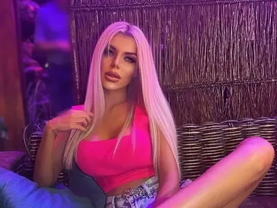 Фолк певицата Кристиана разгорещи мъжете на плажа с приятелка (Снимки в галерия)