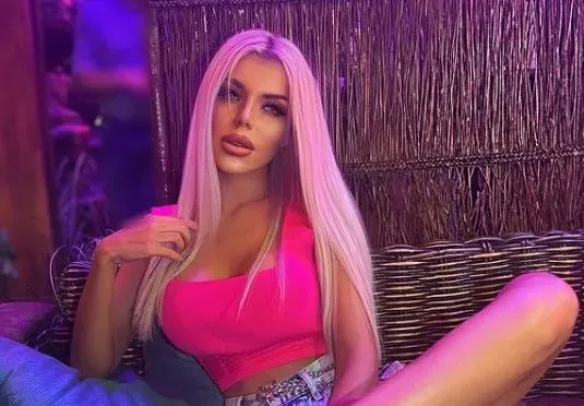 Фолк певицата Кристиана разгорещи мъжете на плажа с приятелка (Снимки в галерия)