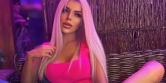 Фолк певицата Кристиана разгорещи мъжете на плажа с приятелка (Снимки в галерия)