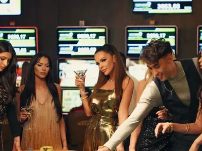 Галена надута като Мата Хари (Певицата го играе бившата любовница на Борисов)