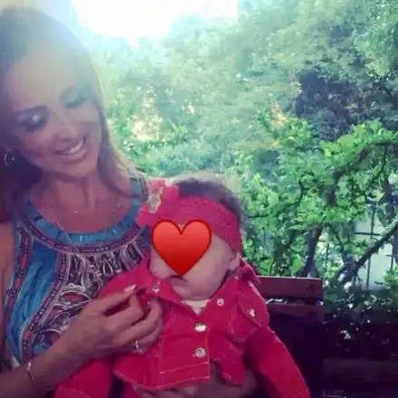 Глория заведе внучката на море! (ФОТО на малката Галина)