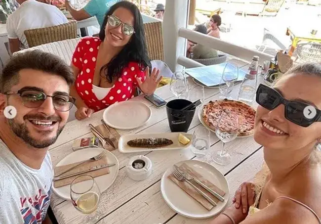 Харем „Хармония“: Сашо Кадиев на морето с бившата и настоящата (СНИМКИ)