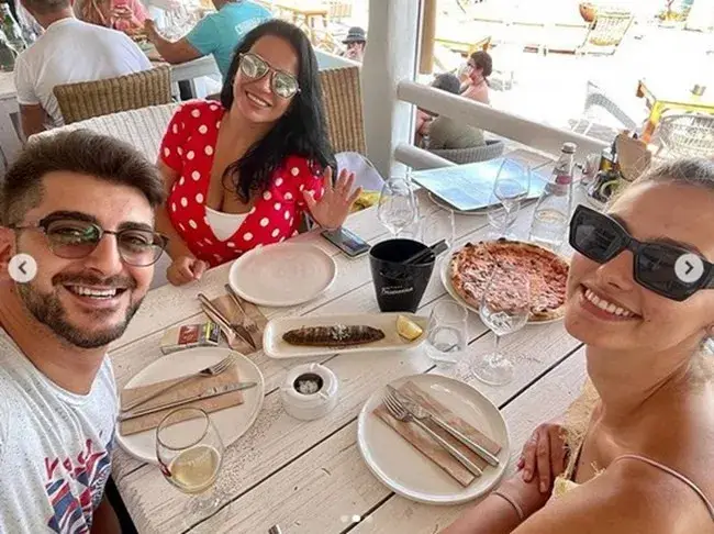 Харем „Хармония“: Сашо Кадиев на морето с бившата и настоящата (СНИМКИ)