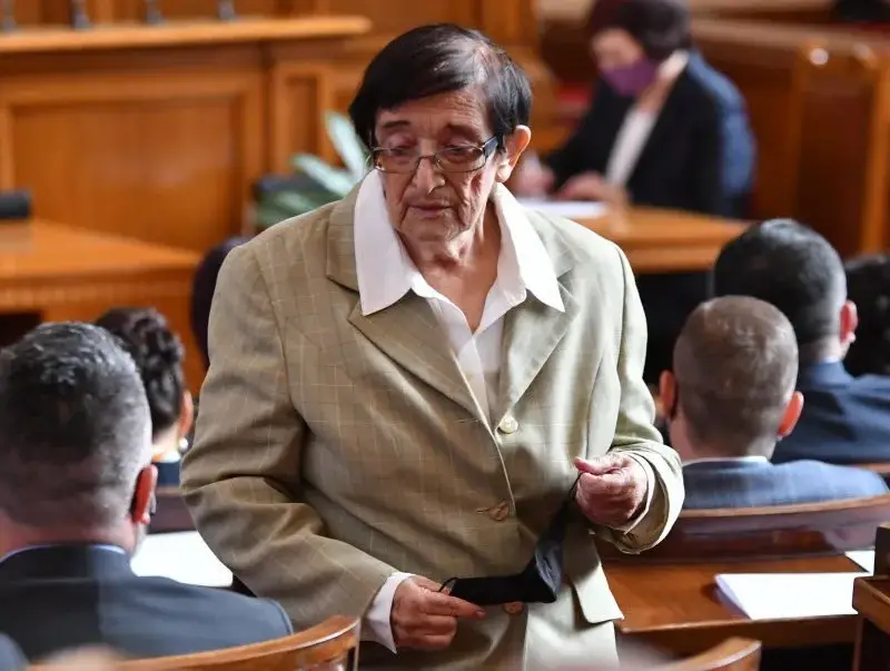 И на 79: Мика Зайкова пуши като комин