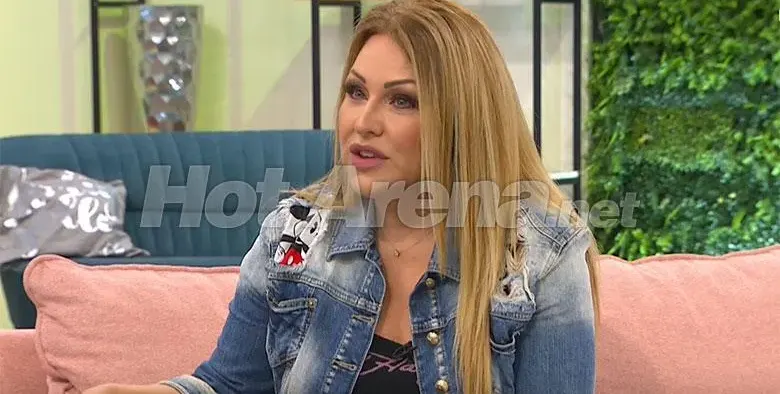 И почвам да бегам, бате! 52-годишната Рени шокира с нуди фото без дрехи от плажа! Фенове я ругаят