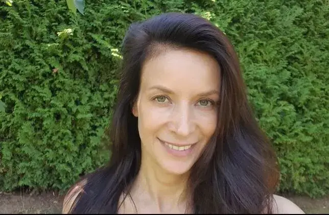 Яна Маринова се щракна със сиво маце! (ФОТО)