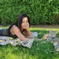 Яна Маринова се щракна със сиво маце! (ФОТО)