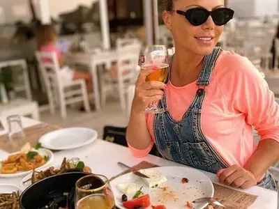 Камелия се глези с бира и миди