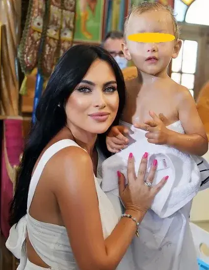 Клюкарката Лили кръсти сина си в Гърция