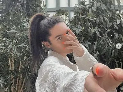 Кристиян Костов не излиза без маникюр! Младият певец се лакира само с ярки цветове