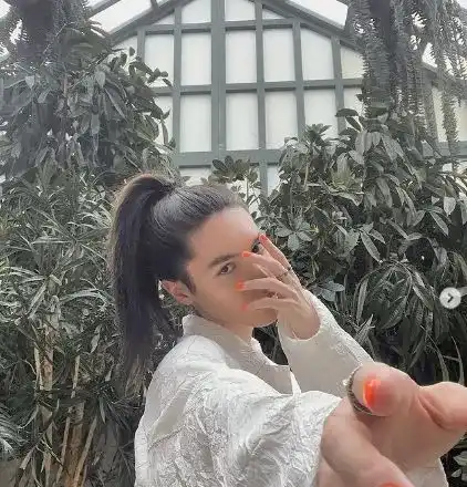 Кристиян Костов не излиза без маникюр! Младият певец се лакира само с ярки цветове