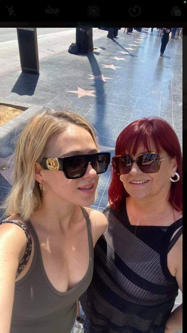 Майката на Мария Бакалова се похвали с чанта за 3 бона и избухна: Не мога да разбера защо завиждат на дъщеря ми СНИМКИ
