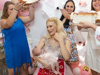 Мис България с погача за бебето