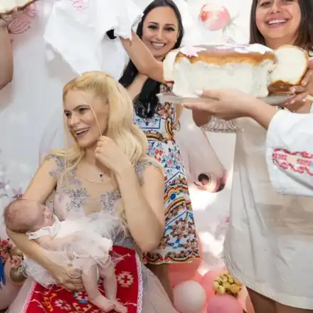 Мис България с погача за бебето