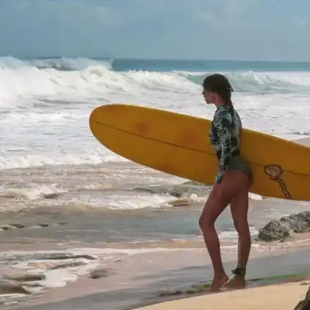 На гребена на вълната! Зара яхна сърф (СНИМКИ)