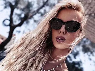 Натали Трифонова на море с баба си