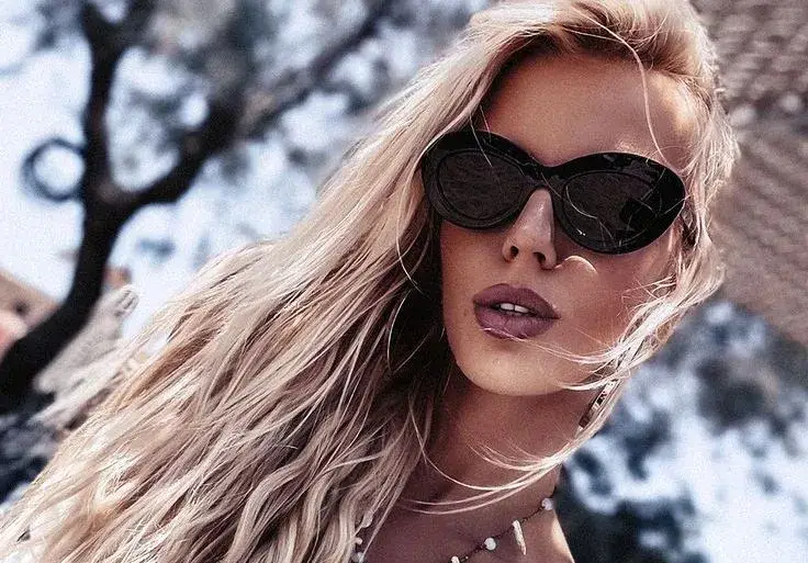 Натали Трифонова на море с баба си