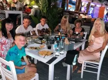 Натали Трифонова на море с баба си