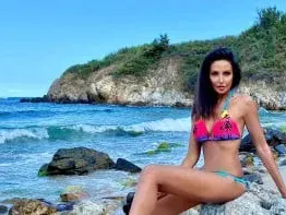 Наталия Гуркова пак моделства! Вижте какви бедра показа на плажа (ФОТО)