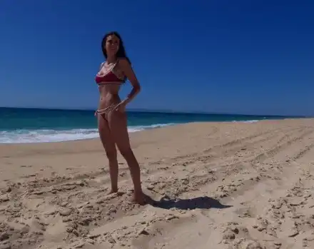 Нина Добрев нагорещява с оскъден бански в Португалия (Фото)