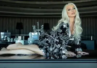 Новият на Емануела си я татуира (Горещо фото в галерията)