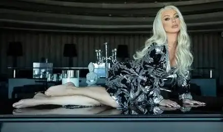 Новият на Емануела си я татуира (Горещо фото в галерията)