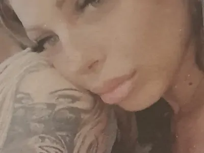 Новият на Емануела си я татуира (Горещо фото в галерията)