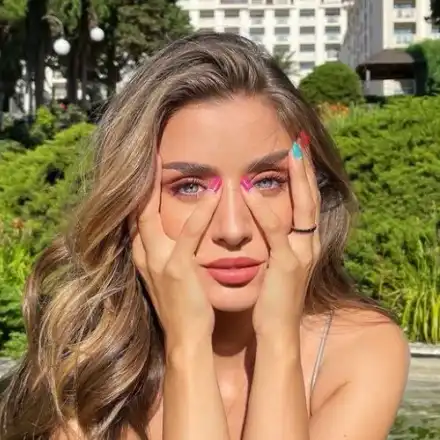 Ох, майко! Саня Борисова само по ананас (СНИМКИ)