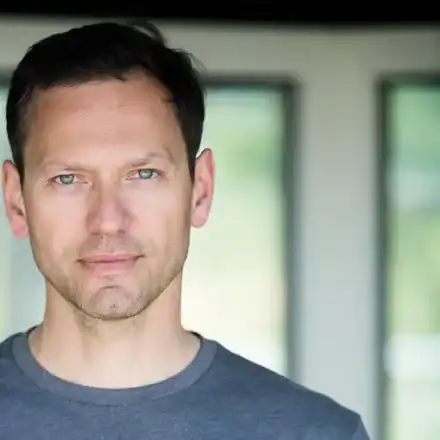 Орлин Павлов вози майка си на скутер