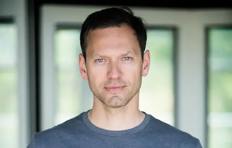 Орлин Павлов вози майка си на скутер