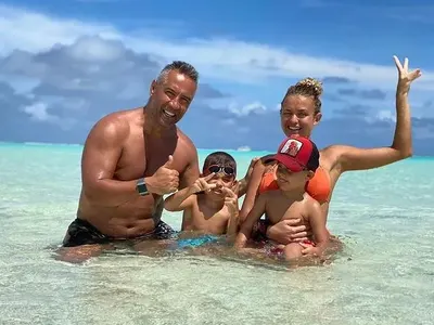 Петко и Яна с децата на Малдивите