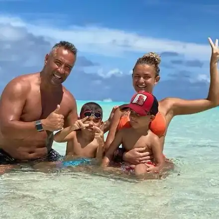 Петко и Яна с децата на Малдивите