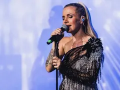 Поли Генова излезе на сцената само по бременно коремче (Фото в галерия)