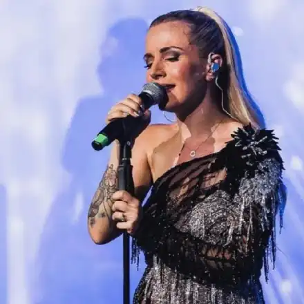 Поли Генова излезе на сцената само по бременно коремче (Фото в галерия)