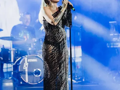 Потрес: Бременната Поли Генова  пя по гащи в  Античния театър