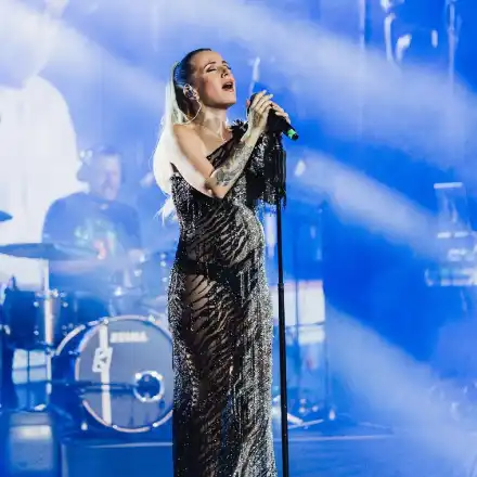 Потрес: Бременната Поли Генова  пя по гащи в  Античния театър