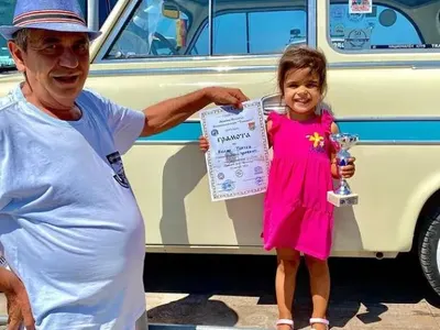 Преслава се похвали с трабант рекордьор! Бащата на певицата спечели приз за най-старо возило (СНИМКИ)