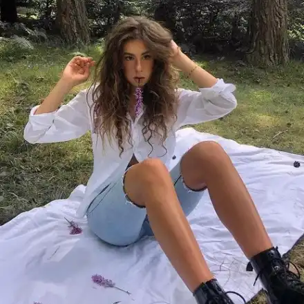 Щерката  на Радев си татуира дърво на дискретно място (СНИМКА)