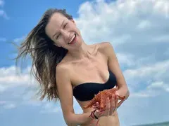 Силен вятър остави Дария Симеонова без пола (Актрисата има нова любов? - ФОТО)