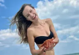 Силен вятър остави Дария Симеонова без пола (Актрисата има нова любов? - ФОТО)